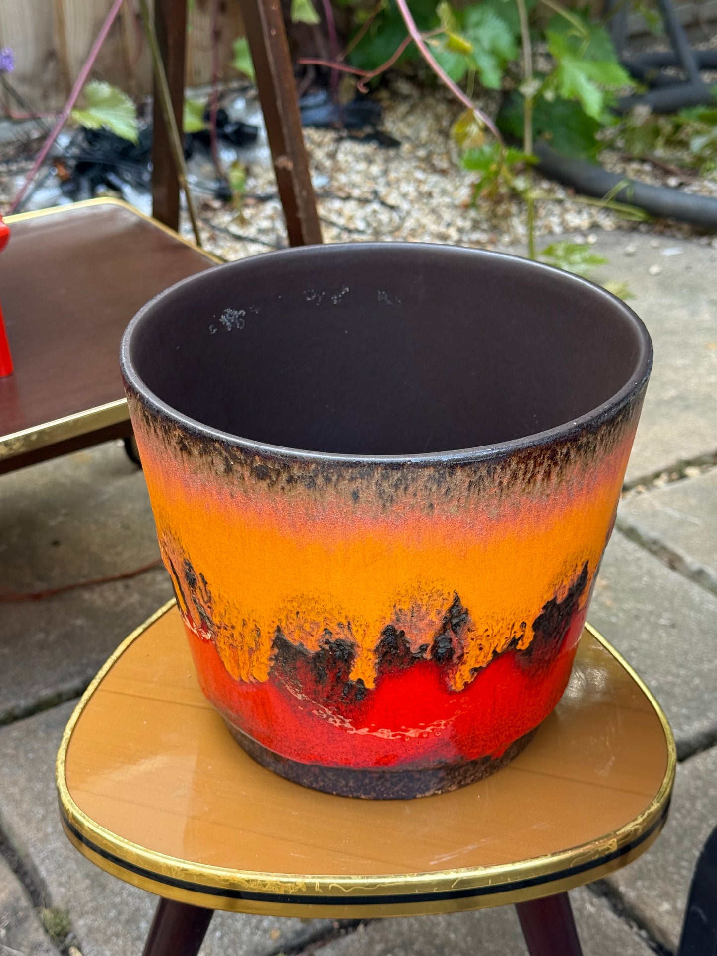Space age rug and Scheurich Plant Pots