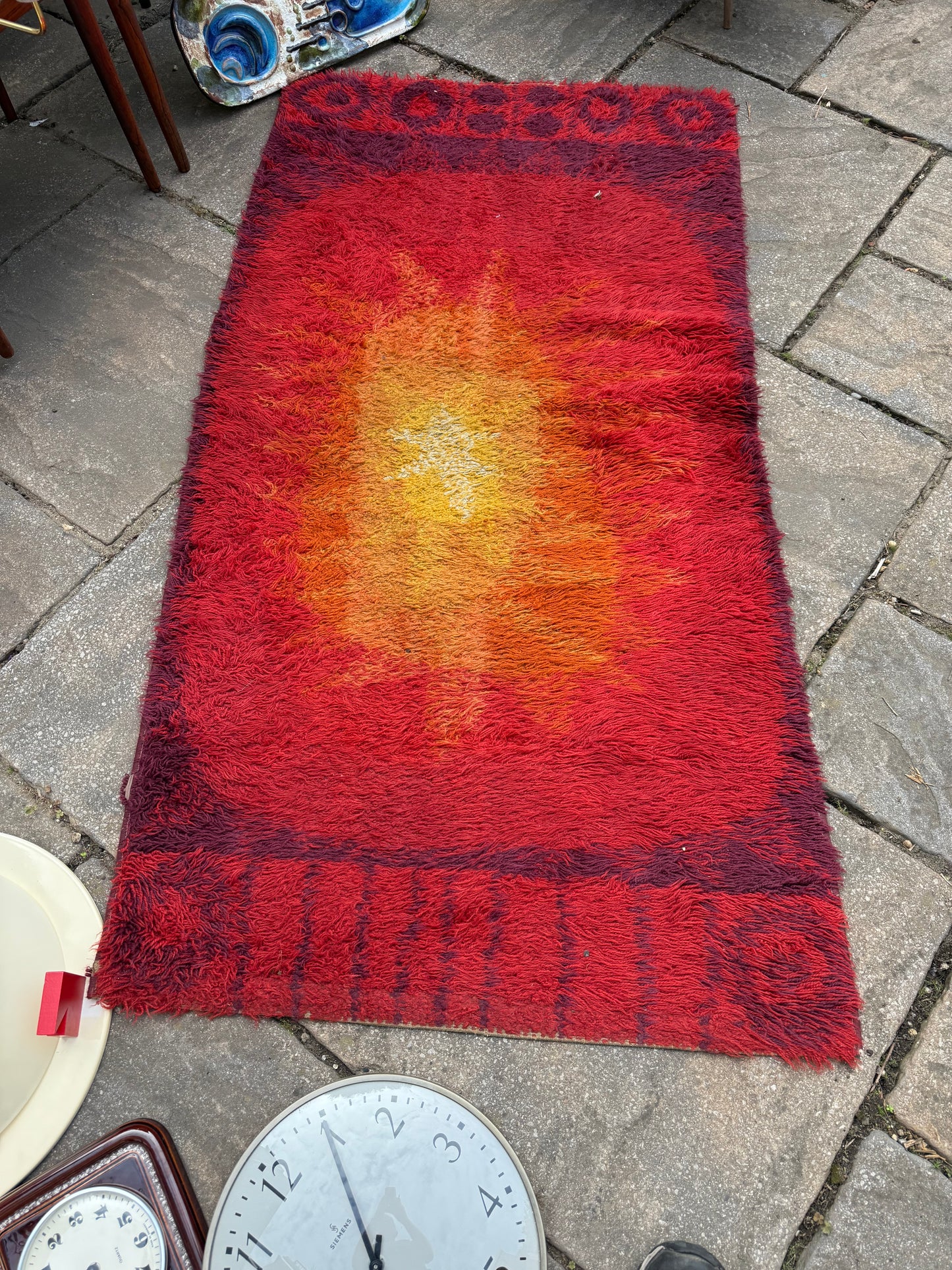 Space age rug and Scheurich Plant Pots