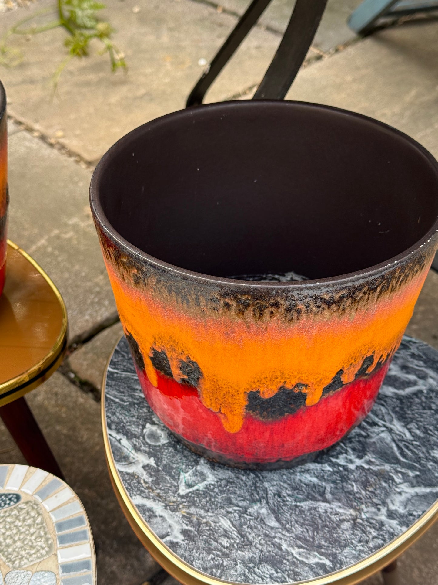 Space age rug and Scheurich Plant Pots