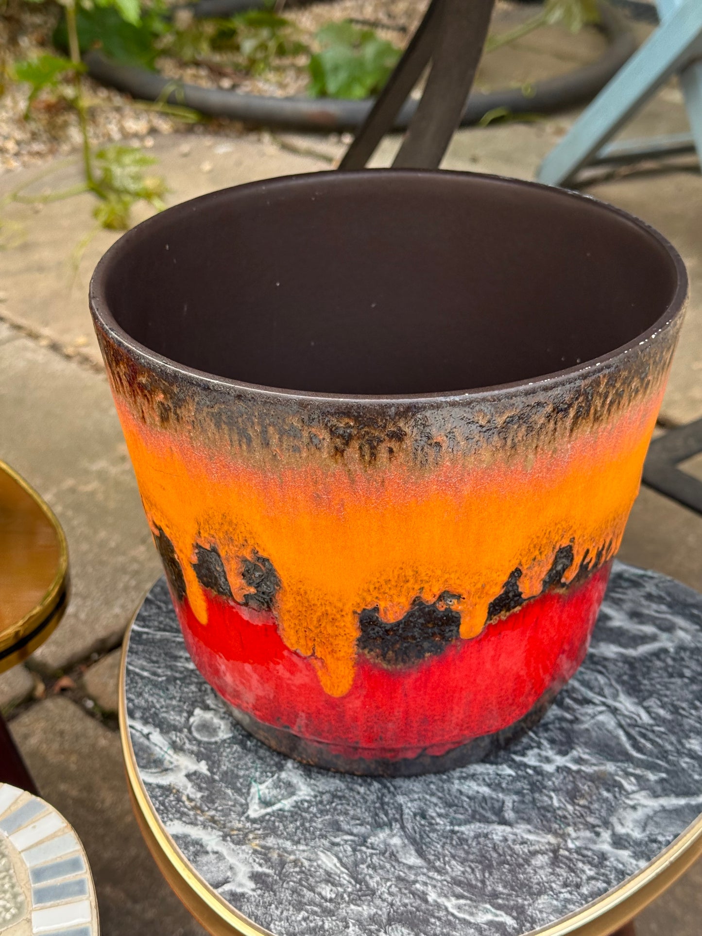 Space age rug and Scheurich Plant Pots