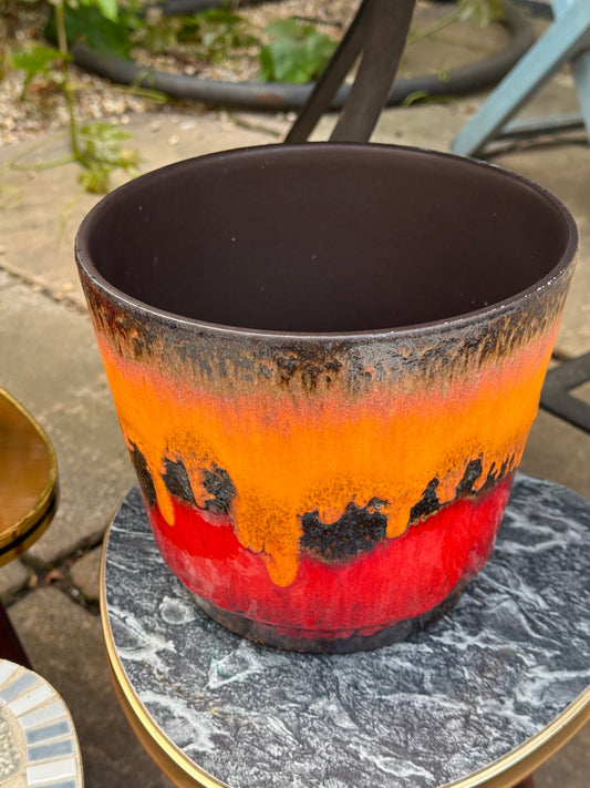 Space age rug and Scheurich Plant Pots